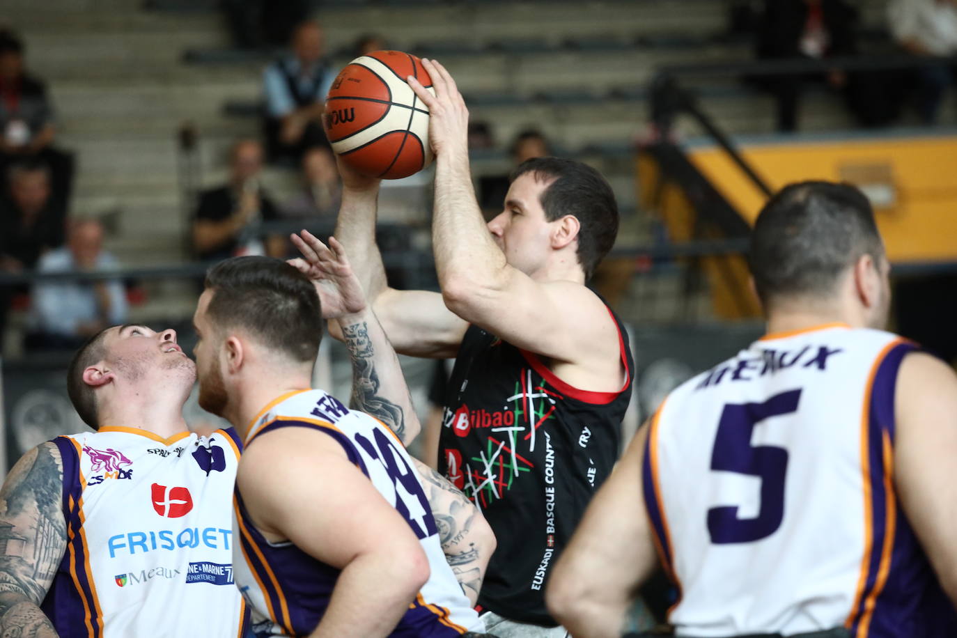 Fotos: Las imágenes del partido del Bidaideak