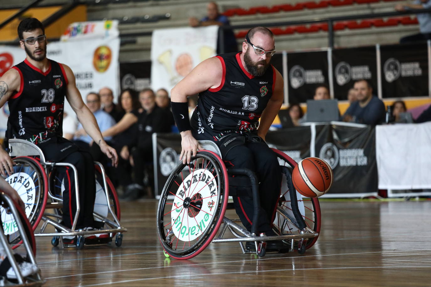 Fotos: Las imágenes del partido del Bidaideak