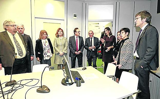 El ararteko, Manu Lezertua; la fiscal superior del País Vasco, Carmen Adán; la presidenta de la Audiencia, Mercedes Guerrero; el subdelegado del Gobierno,José de la Fuente; el diputado general, Ramiro González; la titular del Juzgado, Cristina Hidalgo; las consejeras María Jesús San José y Estefanía Beltrán de Heredia y el alcalde, Gorka Urtaran.