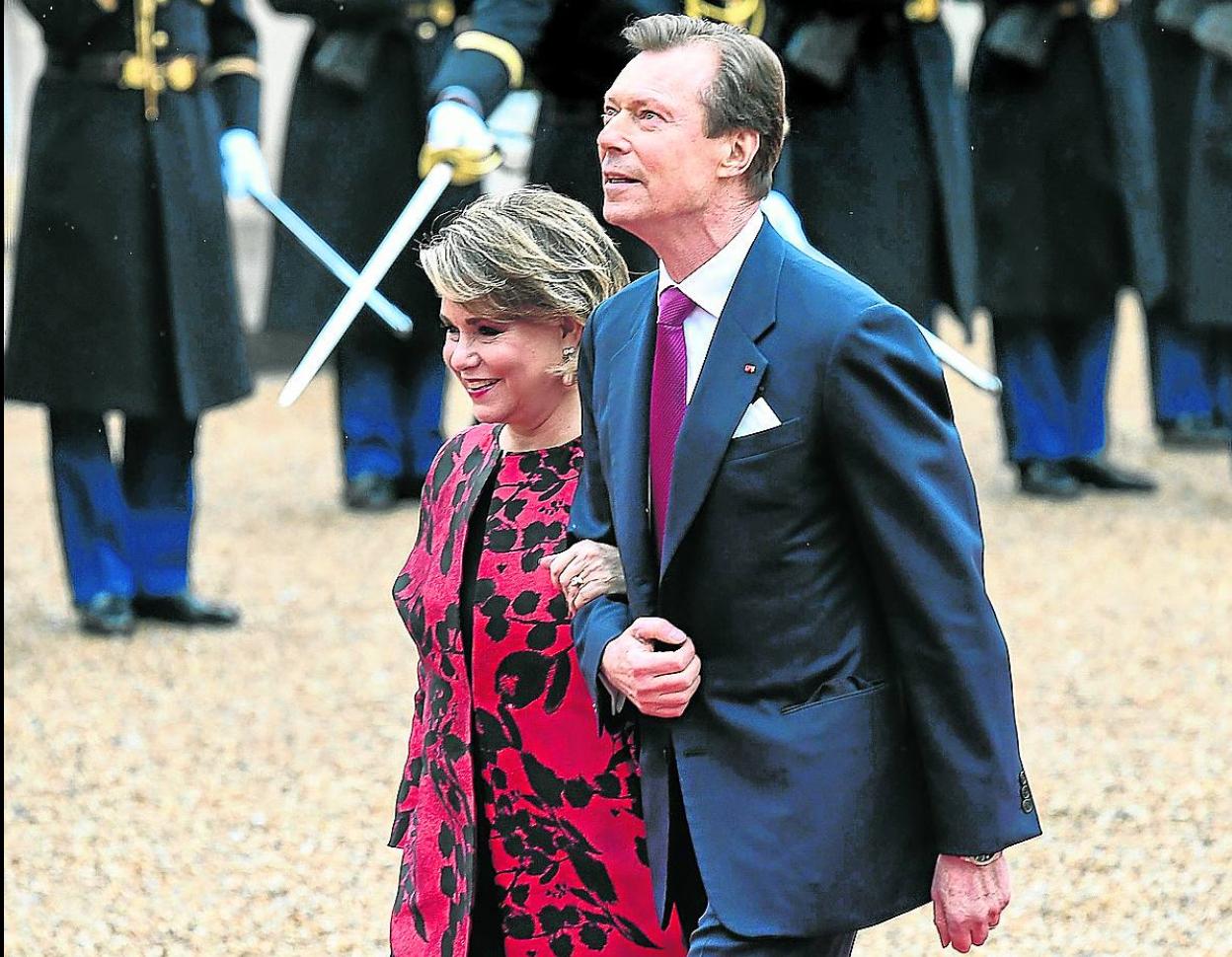 Enrique de Luxemburgo y María Teresa Mestre, su esposa, en el Palacio del Elíseo.