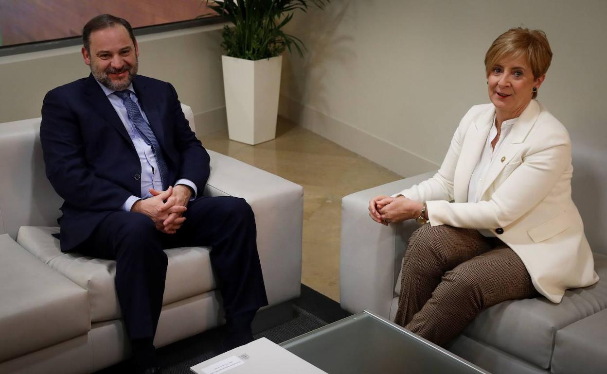 Foto de archivo del ministro de Transportes, José Luis Ábalos junto con la consejera vasca de Desarrollo Económico, Arantxa Tapia.