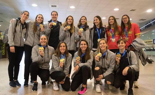 Las jugadoras de la selección española a su llegada al aeropuerto de Barcelona.