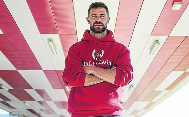 Yeray Álvarez posa bajo la tribuna del arco en Lezama. 