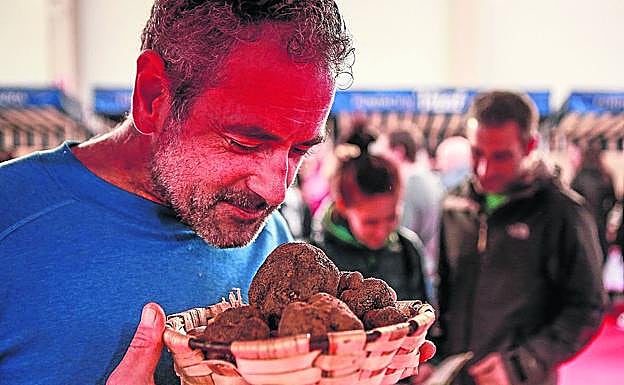 ngel Sáenz olfatea sus estupendas trufas.