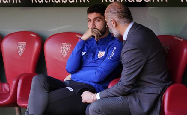 Núñez con Elizegi en el banquillo.