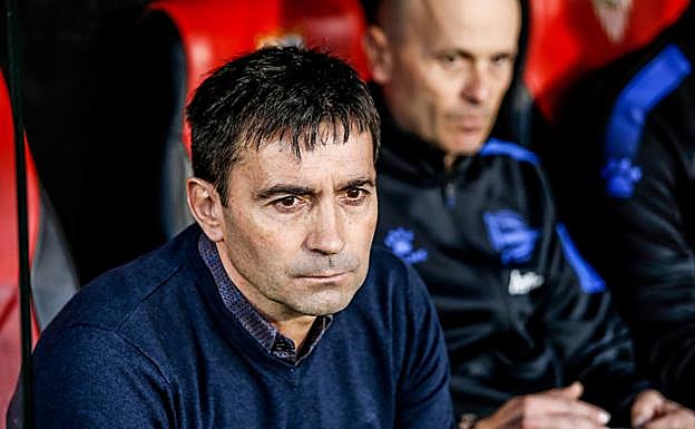 Garitano, en el banquillo, antes de arrancar el encuentro