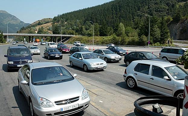 Operacion Salida , Coches esperando en el peaje de la A 68 en Llodio
