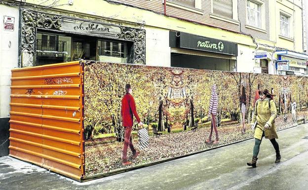 Locales que permanecen cerrados y vallados en la calle San Prudencio dentro del proyecto para revitalizar la manzana.