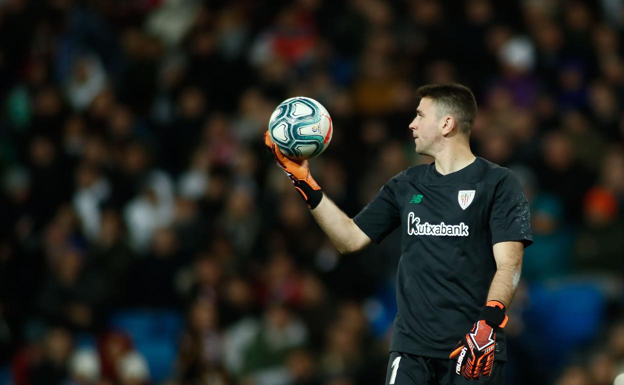 Unai Simón vuelve a jugar un mes después