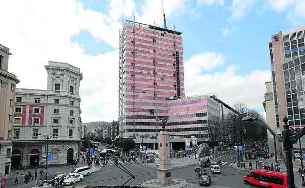 El rascacielos se sitúa en pleno corazón de Bilbao, en una zona bien comunicada. Dos requisitos imprescindibles para un centro como el proyectado. 