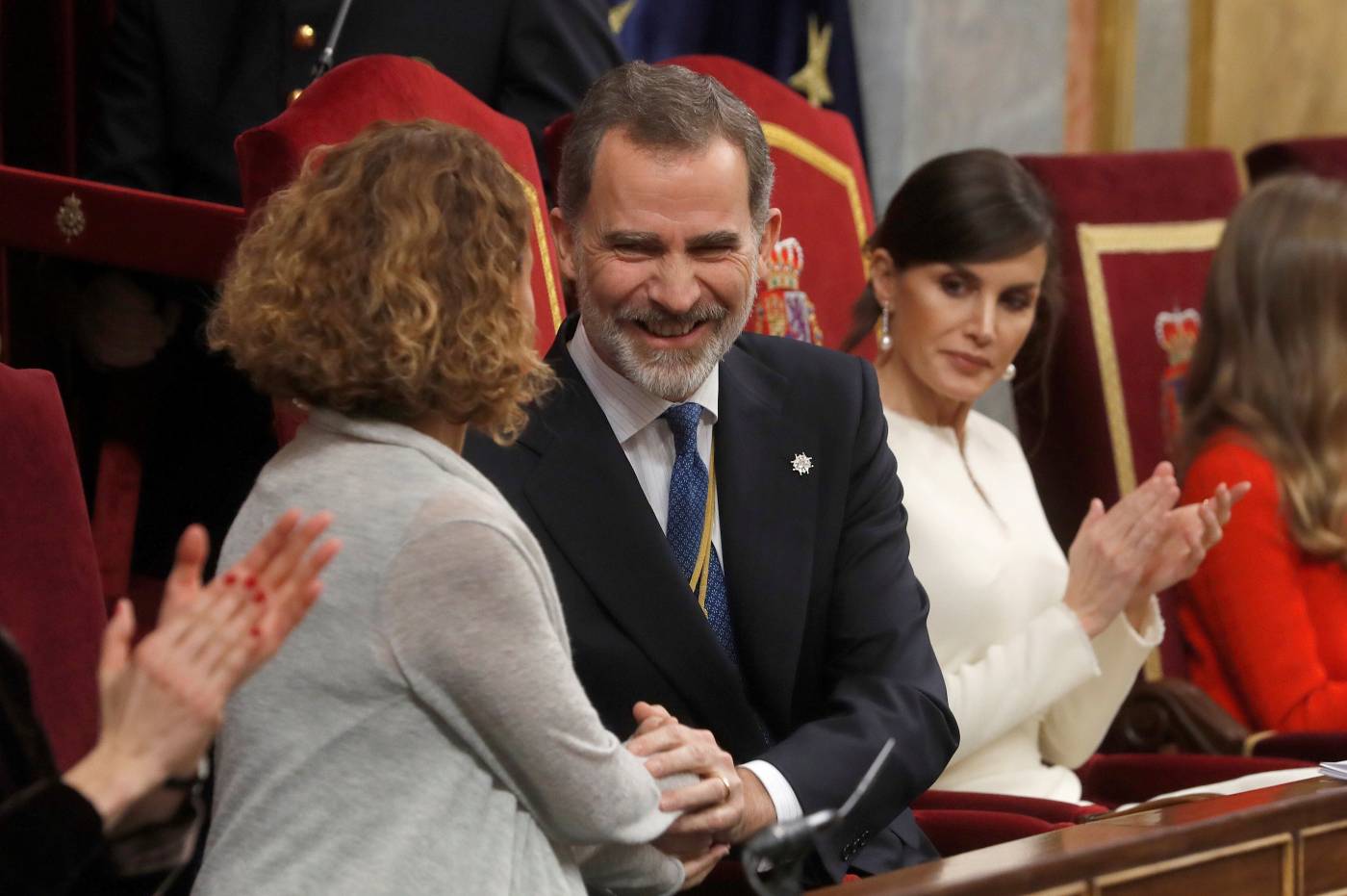 La presidenta del Congreso, Meritxell Batet (i) felicita al rey Felipe VI (c) durante la apertura solemne de la XIV legislatura en el Congreso. 