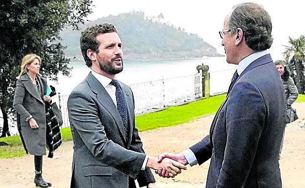 Pablo Casado y Alfonso Alonso durante los actos en recuerdo de Gregorio Ordoñez.
