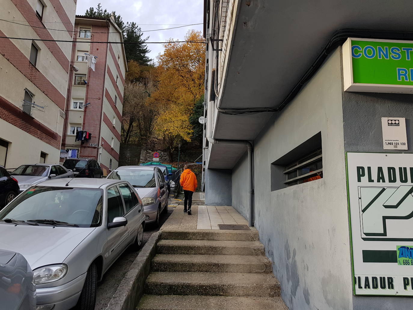 Las escaleras no estarán entorpecidas por el alero del edificio. 