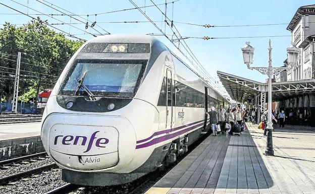 Pasajeros suben a un tren Alvia en la estación de Dato.