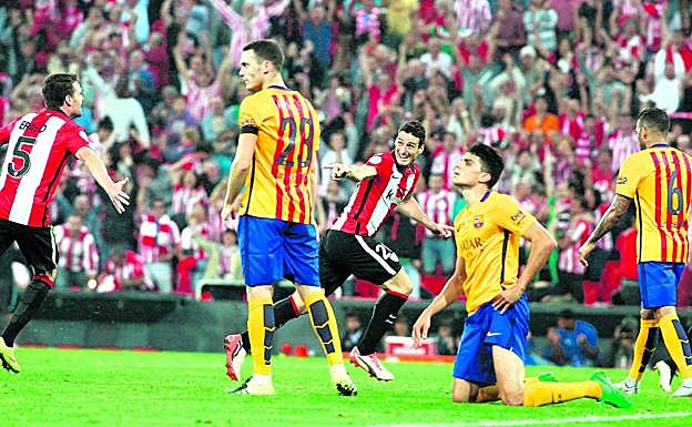 Aduriz celebra con Eraso uno de los cuatro goles que el Athletic endosó al Barça en la ida de la Supercopa en 2015.