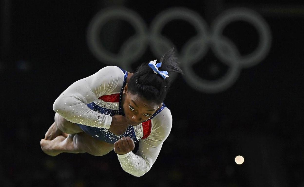 La gimnasta norteamericana volando en los Juegos de Río, en los que logró cinco medallas. 