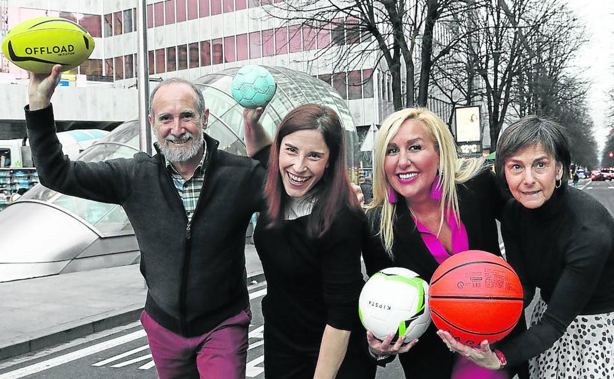 Kepa Lizarraga, Ana de la Parte, María Tato y María Ángeles Galíndez posan con balones de distintas disciplinas deportivas. 