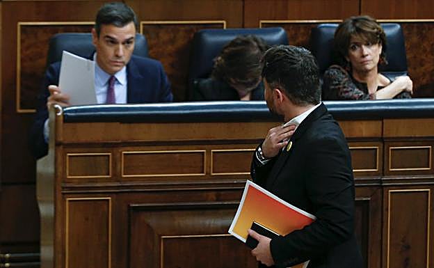 Rufián y Sánchez se miran fijamente en la sesión de investidura del líder socialista.