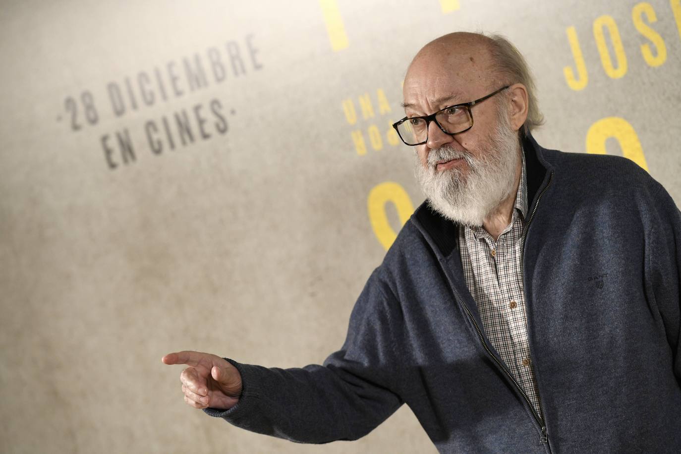 El cineasta José Luis Cuerda posa durante el photocall con motivo de la presentación de la película 'Tiempo después'