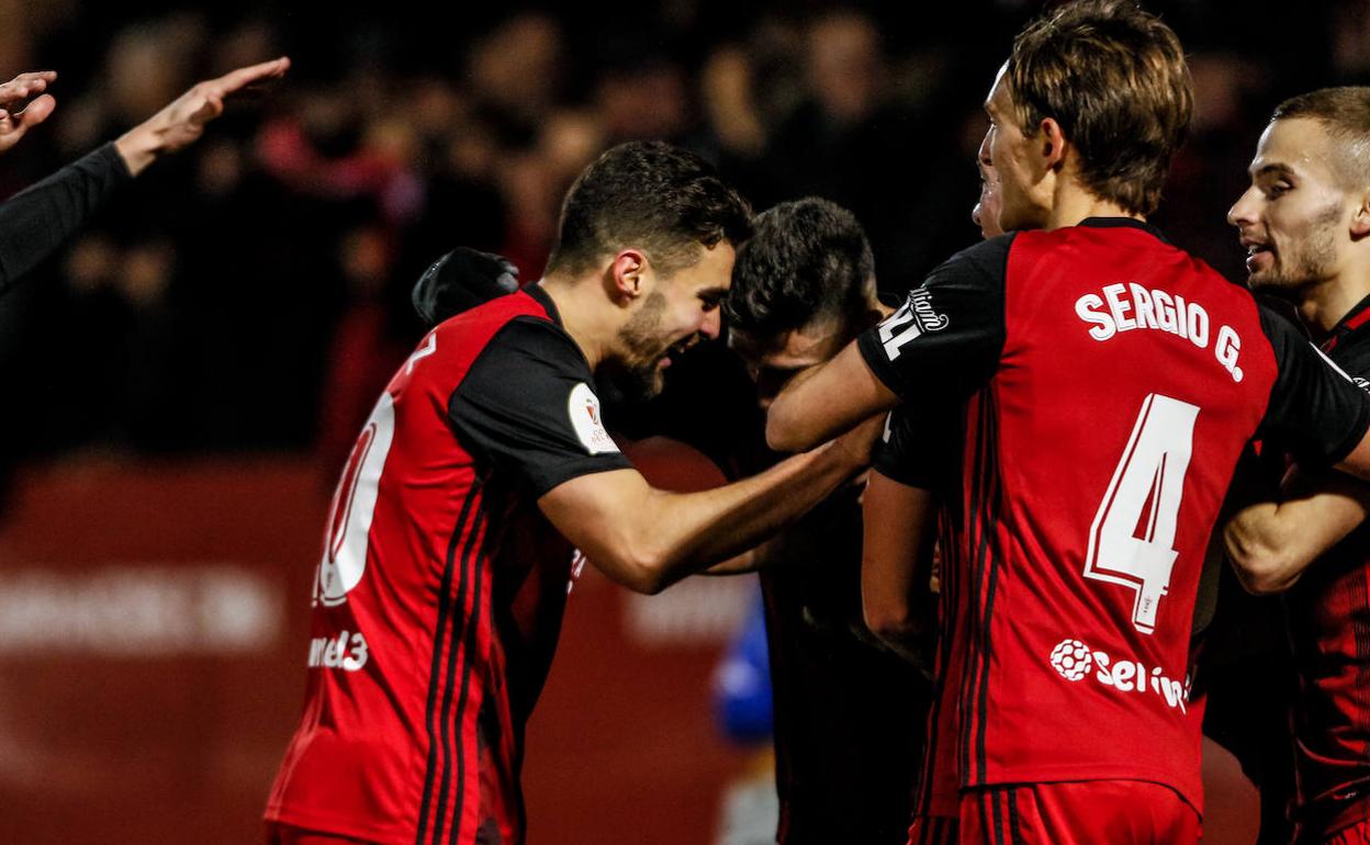 El equipo rojillo celebra sobre el terreno de Anduva uno de los goles ante el Villarreal. 