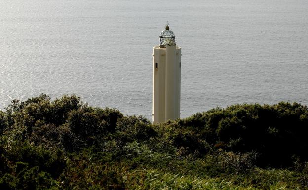 El faro de Gorliz se abre sobre el Cantábrico. 