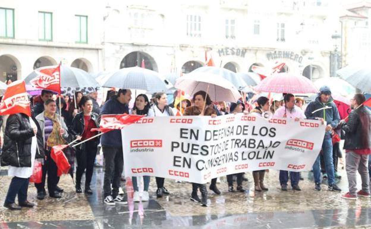 Empleados de Conservas Lolín y sindicatos se han concentrado momentos antes de la celebración del pleno /