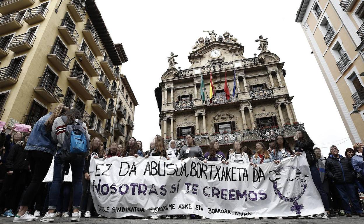 Imagen de archivo de una concentración contra la sentencia del juicio de La Manada, en Pamplona.