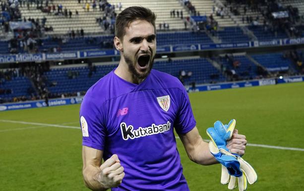 Iñaki Williams protege el balón ante Sergi Roberto.