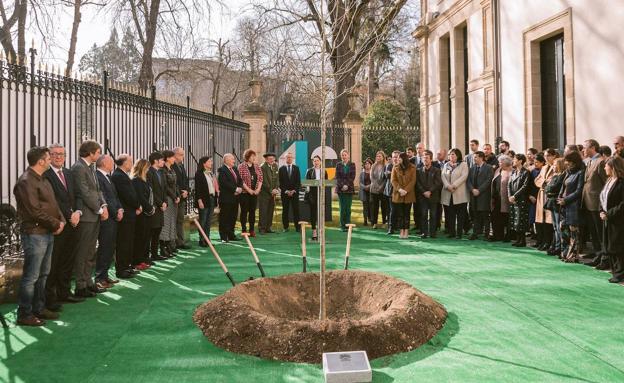 Legebiltzarreko kanpoko lorategian Gernikako Arbolaren kimu bat landatu zuten ekitaldian buru izan zen Iñigo Urkullu lehendakaria. 