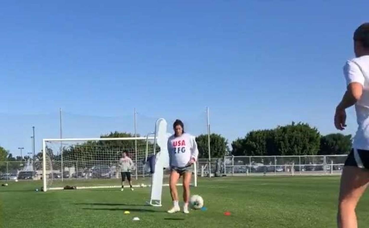 La futbolista recibiendo, controlando y chutando a portería visiblemente embarazada. 