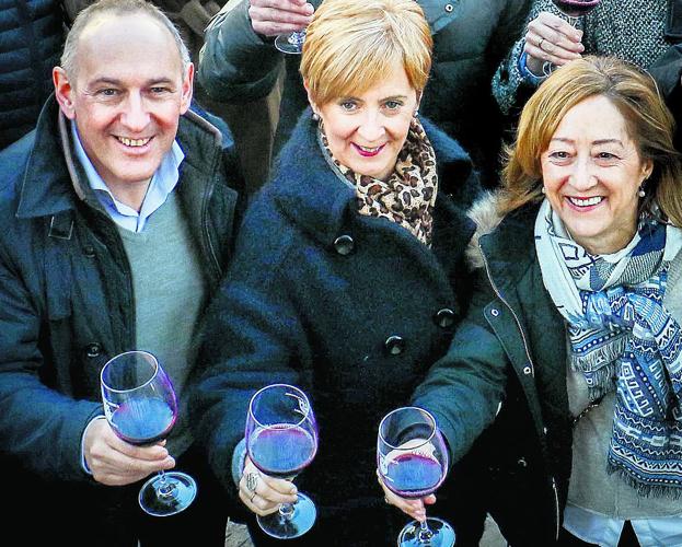 González y Tapia junto a la teniente de diputado general en una fiesta en Rioja Alavesa.