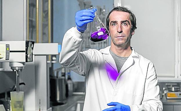 Gorka Urruzuno en el laboratorio de su farmacia en Gatika.