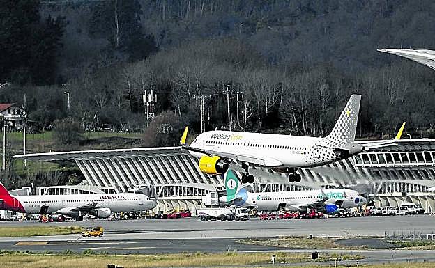 El nuevo Plan Director prevé que el 45% de las operaciones en la próxima década se desarrollen con el modelo 'Airbus 320', con el de la imagen, de la compañía Vueling.