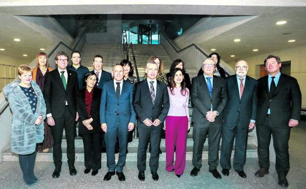 En primera línea, Ana del Val, Gorka Urtaran, Beatriz Herráez, Iñigo Urkullu, Ramiro González, Bakartxo Tejeria, Pedro Elosegi, Jesús Loza y Bingen Zupiria. Tras ellos, Ana Gede, Sabino San Vicente, Jon Urresti, María Goti, Cristina González, Itziar Gonzalo y Estíbaliz Canto. 