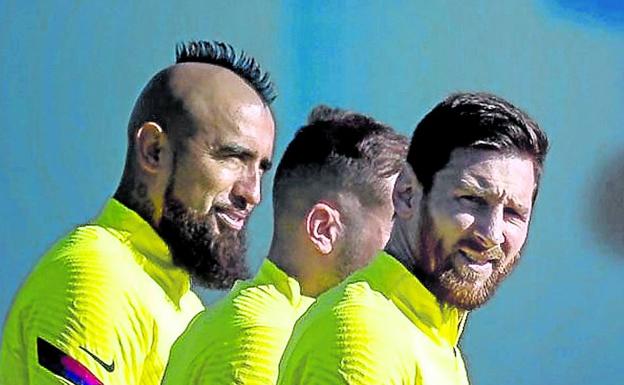 Messi recibió ayer el apoyo de sus compañeros en el entrenamiento.