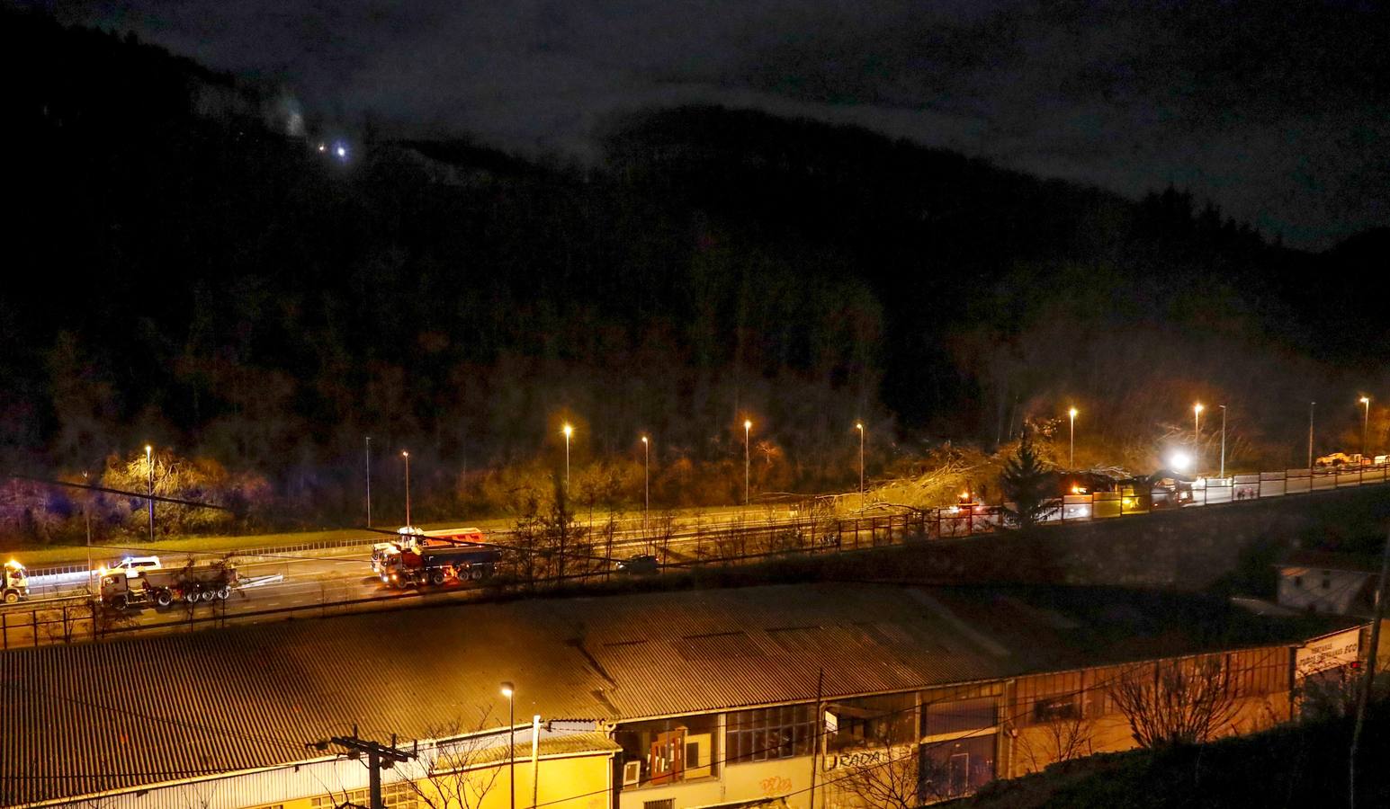 Fotos: Un desprendimiento de tierra corta la A-8 en Zaldibar