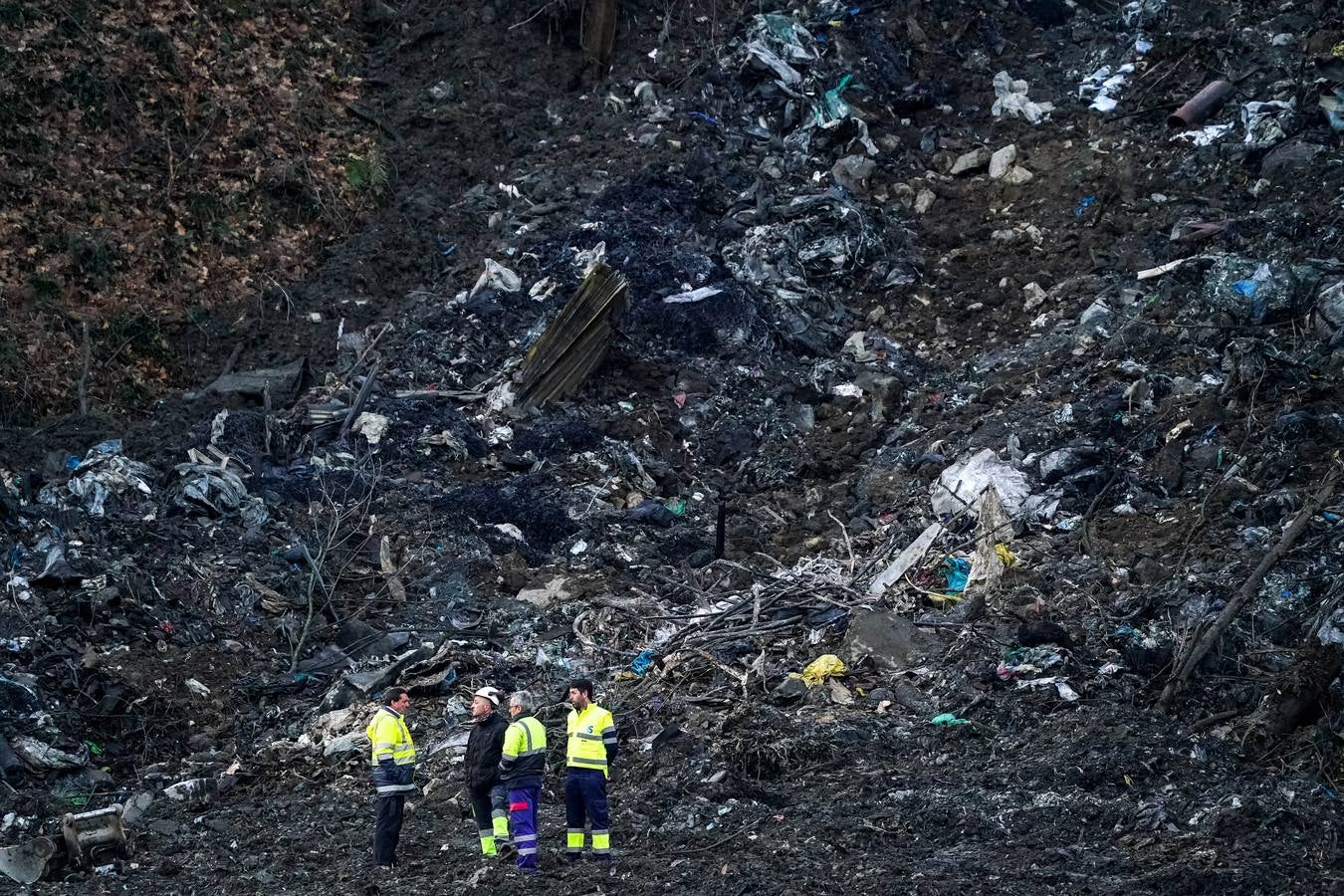 Fotos: Un desprendimiento de tierra corta la A-8 en Zaldibar
