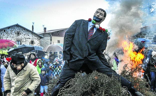 La quema de 'Marquitos' en Zalduondo, el carnaval más representativo de Álava.