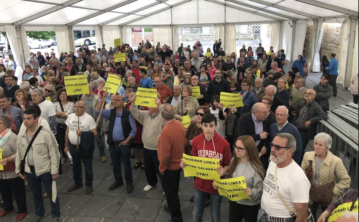 Protesta vecinal para reclamar la llegada del metro.