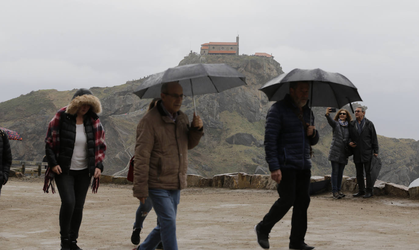 Fotos: Excursión a San Juan de Gaztelugatxe tras anunciarse que se regularán las visitas