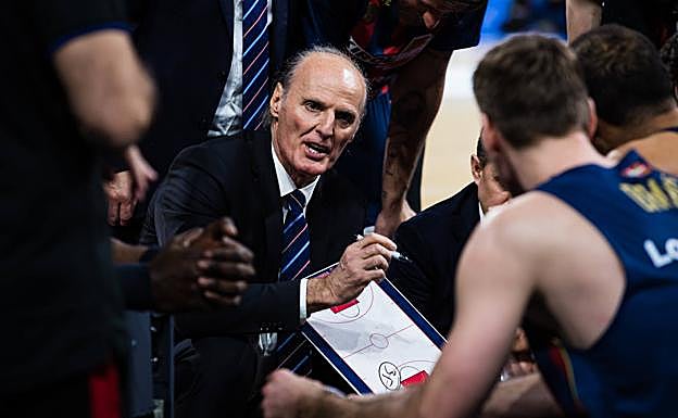 El técnico da instrucciones durante el partido. 