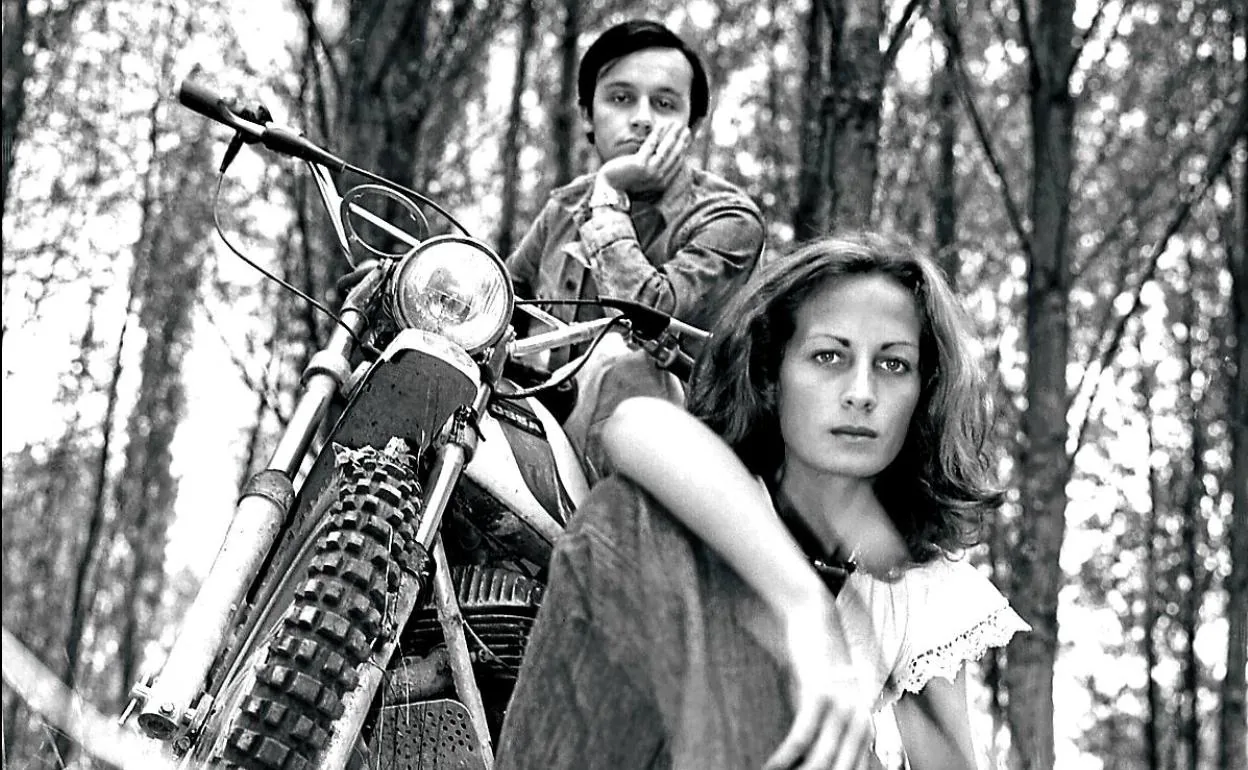 Luis Reguera y Carmen OIabarri durante un paseo en moto.