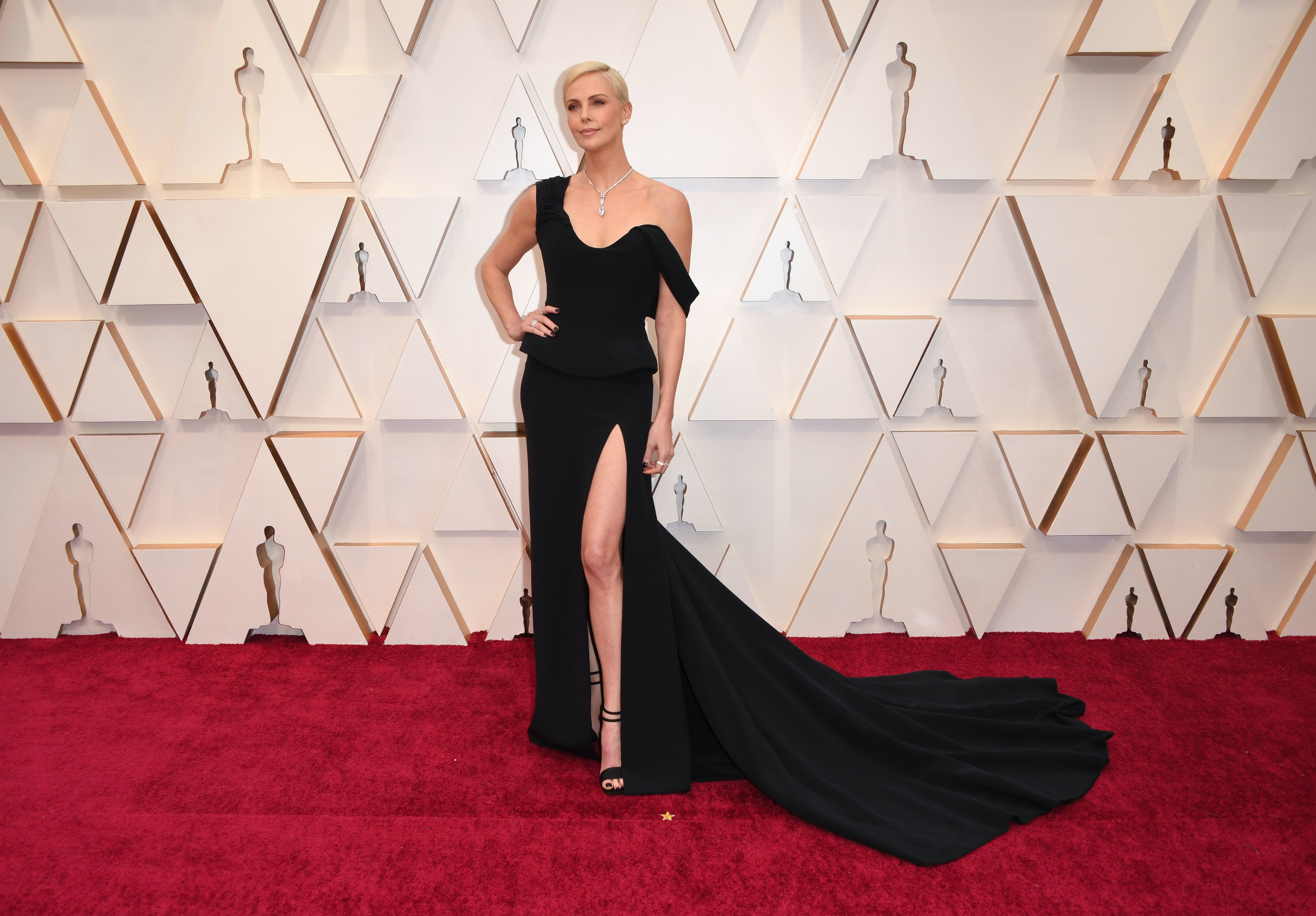 Charlize Theron es otra de las nominadas a Mejor Actriz por su papel en ‘El escándalo’, una película en la que la vemos con una imagen irreconocible interpretando el papel de una periodista de éxito. La sudafricana, siempre en el podio de las mejor vestidas, ha apostado esta vez por un diseño de Dior Haute Couture. En riguroso negro, es un vestido de escote asimétrico, silueta ceñida con abertura frontal, peplum y una larga cola que coloca a la actriz directamente en la lista de las más elegantes de la noche.