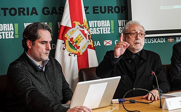 Los arquitectos Bayón durante la presentación de su proyecto a la oposición.