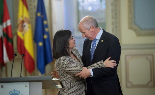 El consejero Josu Erkoreka y la nueva ministra de Política Territorial, Carolina Darias. 