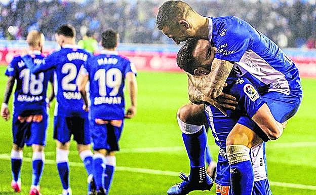 Joselu y Lucas se abrazan tras el gol del delantero gallego frente al Eibar.