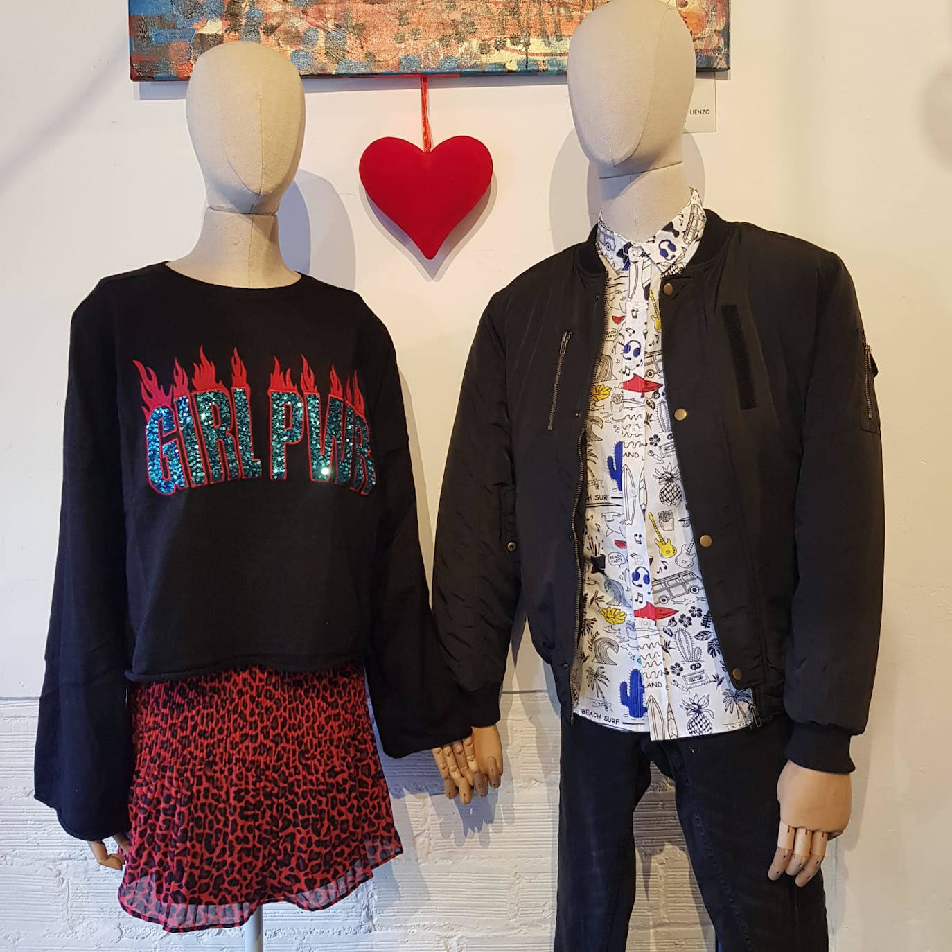 23.Solo la tienda Moiqt, en la calle Ercilla, podía ofrecer dos looks con tanto estilo para el día de los enamorados. Ella muestra un jersey con el mensaje 'Girl Power' (44,90) y falda con 'animal print' roja (44,90 euros). Para él propone una animada camisa blanca con dibujos (34,90), una cazadora negra (44,90 euros) y unos vaqueros. 