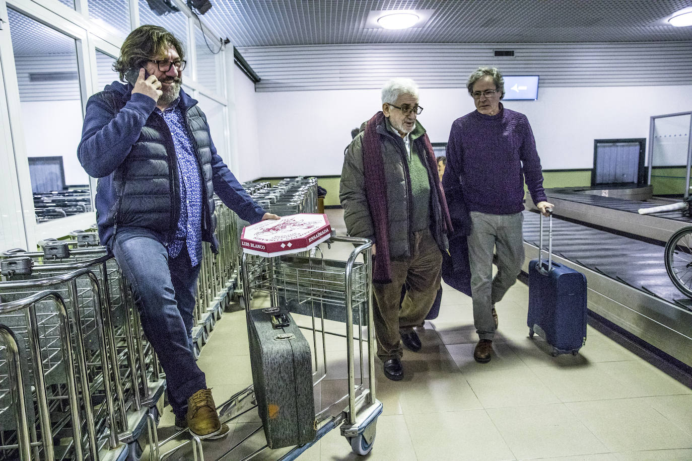 El hostelero Juan Carlos Antolín, de SEA hostelería, habla por su teléfono móvil. A su lado, Jesús Mari Alegría, presidente de Músicos sin Fronteras, y Gorka Basterretxea, de Talka Galería.