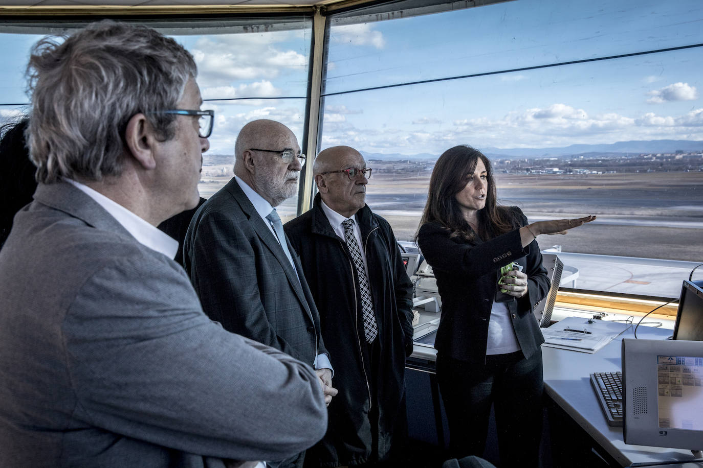 Begoña Llarena ofrece explicaciones a Gregorio Rojo, Jesús Loza y Pedro Elosegi en la torre de control.