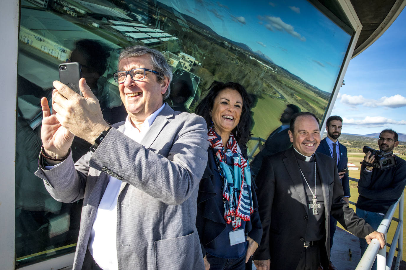 Pedro Elosegi toma una fotografía junto a Yolanda Berasategui y Juan Carlos Elizalde.